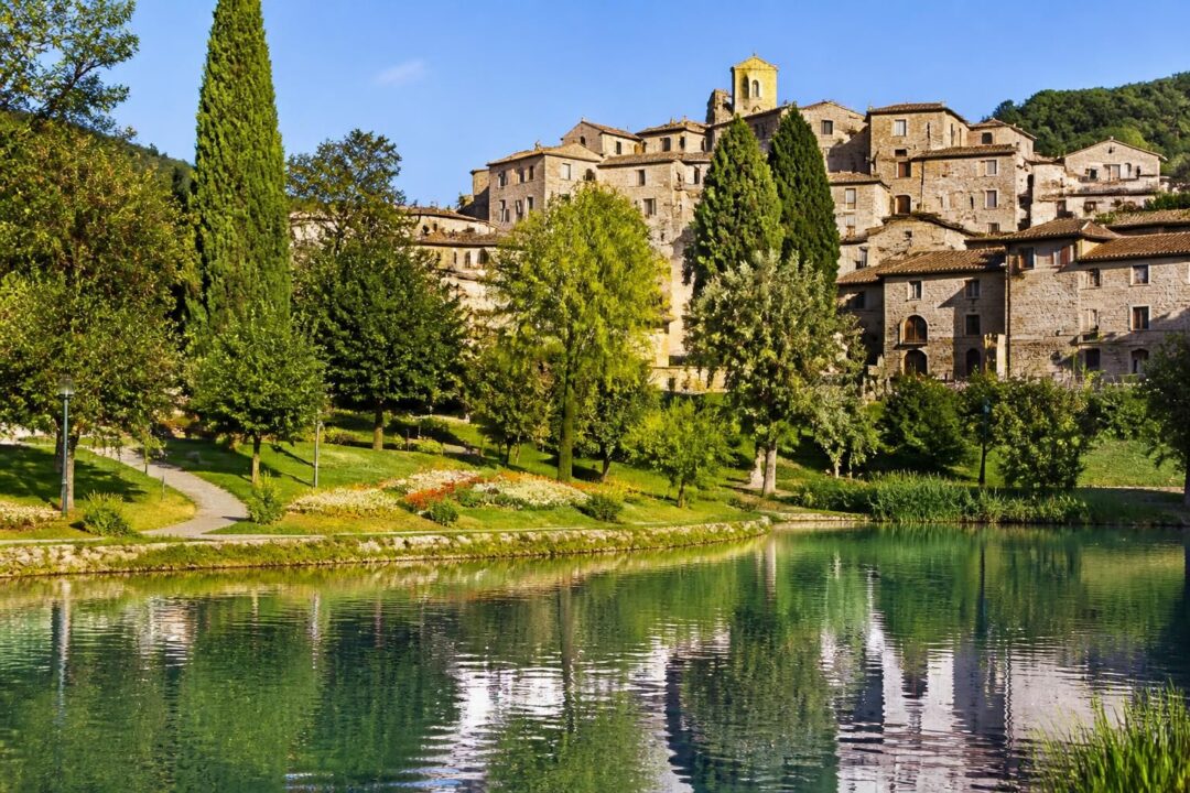scopri cosa vedere a telese terme: visita il suggestivo lago, rilassati nel parco e passeggia nel caratteristico centro storico ricco di storia e cultura.