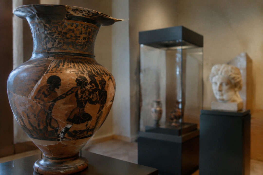 Sala del museo archeologico Sannio Caudino con vasi antichi nel castello di Montesarchio