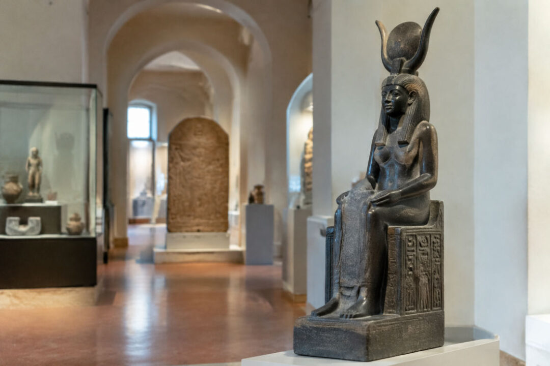 Statua in granito della sala museo egizio Benevento Iside al Museo del Sannio